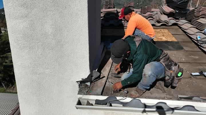 Roof repair homeowner image